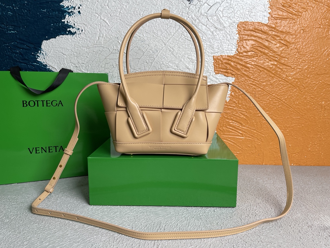 보테가베네타 Arco 인트레치아토 스몰 베이지 토트백